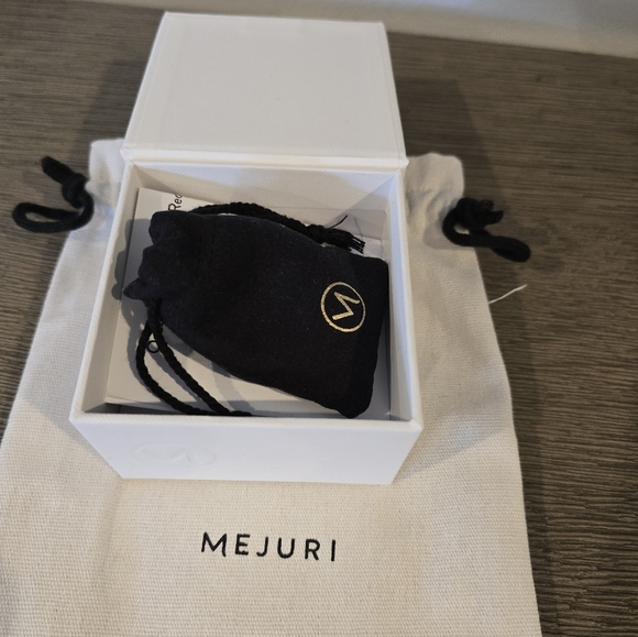 Mejuri Sculptural Hoops gold - Picture 4 of 7